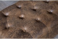 Pouf CHESTERFIELD marron antique en microfibre / bois massif
