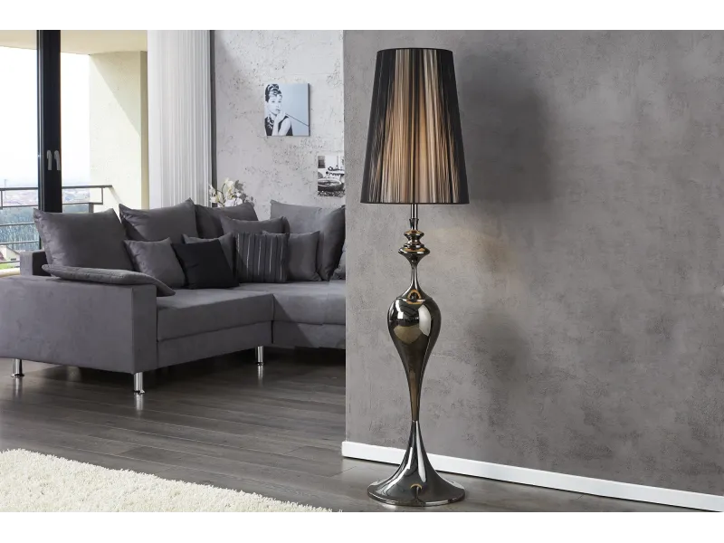 Lampadaire design baroque recouvert de fils de nylon noir