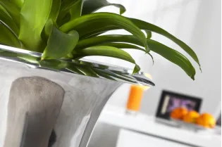 Vase design en aluminium de couleur argenté 2