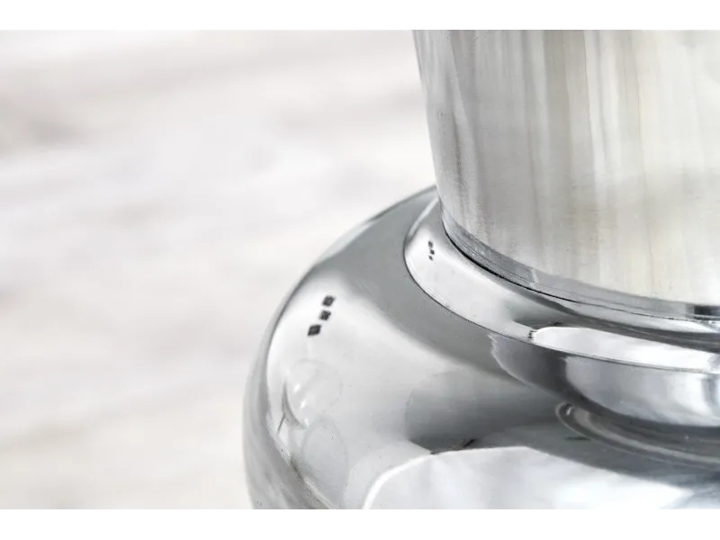 Vase design en aluminium de couleur argenté