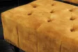 Repose-pieds CHESTERFIELD – Élégance et confort en velours jaune moutarde