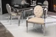 Chaise design baroque de salle à manger en velours coloris beige avec accoudoirs