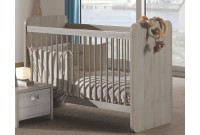 Chambre moderne pour bébé avec lit évolutif
