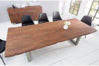 Table à manger design de 200cm coloris naturel en bois massif et en acier inoxydable.