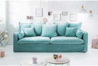 Canapé moderne en velour coloris bleu aqua avec des coussins