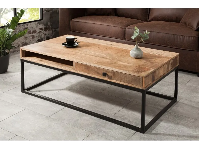 Table basse design industriel de couleur naturelle et noire en bois massif et métal avec un tiroir et une niche