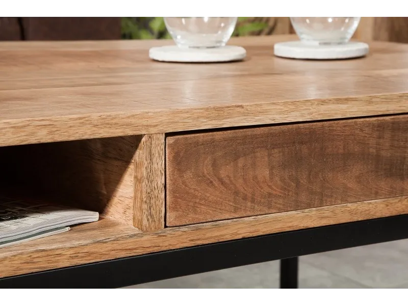 Table basse design industriel de couleur naturelle et noire en bois massif et métal avec un tiroir et une niche