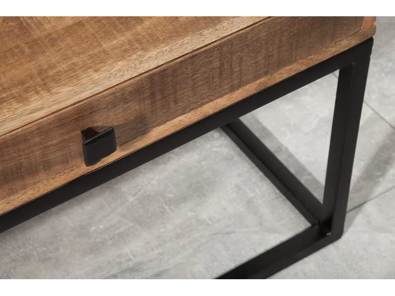 Table basse design industriel de couleur naturelle et noire en bois massif et métal avec un tiroir et une niche