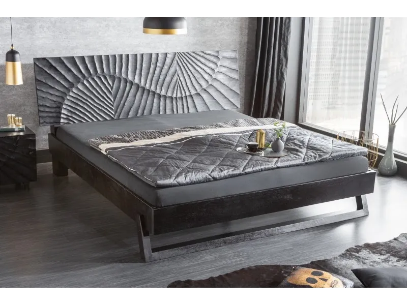 Lit en bois massif sculpté scorpion coloris noir 180x200cm