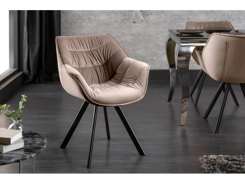 Chaise Rétro en velours coloris champagne avec piétement en métal