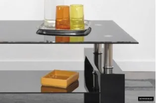 Table basse design coloris noir avec plateau en verre 2