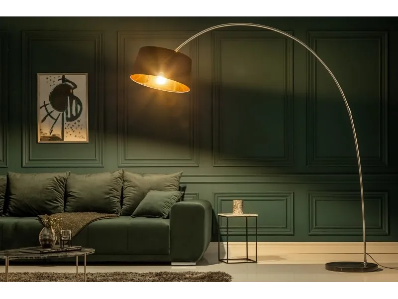 Lampadaire design en métal noir avec abat-jour noir et doré