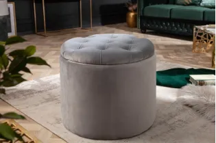 Pouf design baroque en velours coloris argenté