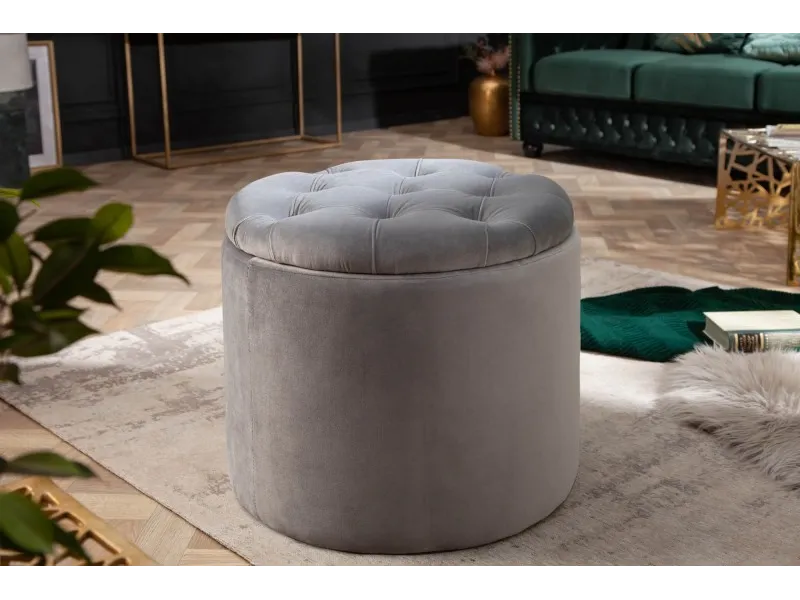 Pouf design baroque en velours coloris argenté