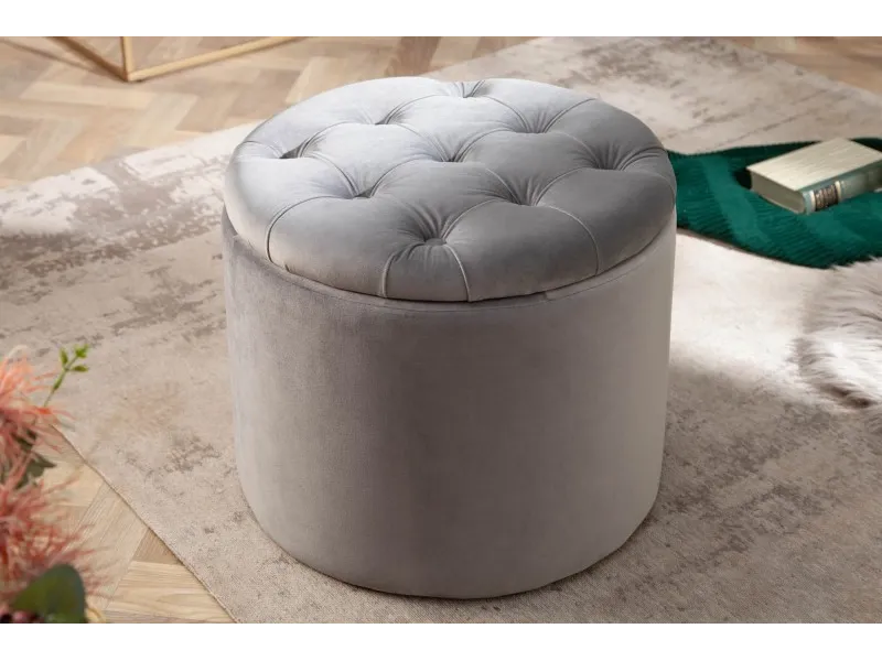 Pouf design baroque en velours coloris argenté