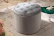 Pouf design baroque en velours coloris argenté