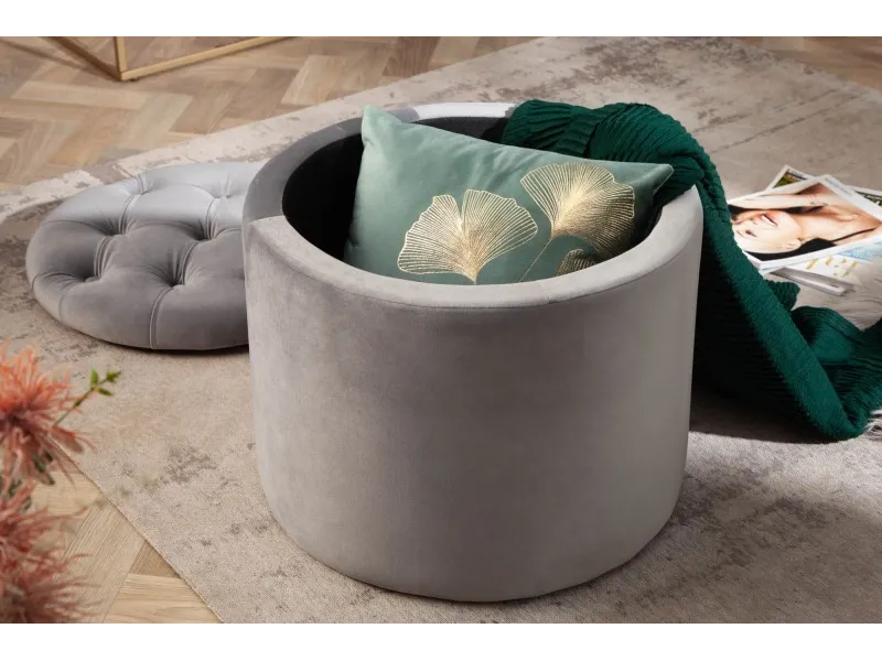 Pouf design baroque en velours coloris argenté