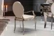 Chaise design baroque de salle à manger en velours coloris beige avec accoudoirs