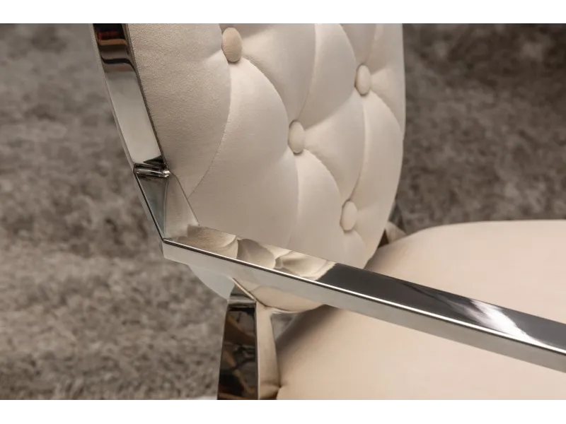 Chaise design baroque de salle à manger en velours coloris beige avec accoudoirs